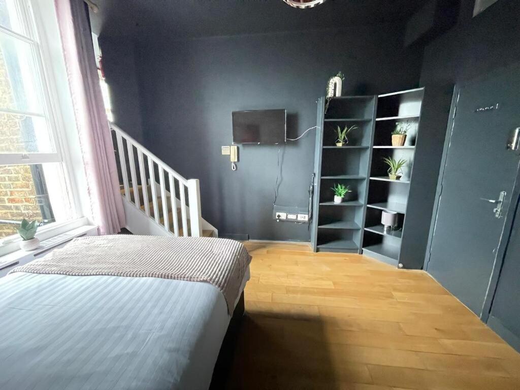 Portobello Road Artistic Studios 'Budget' London Room photo