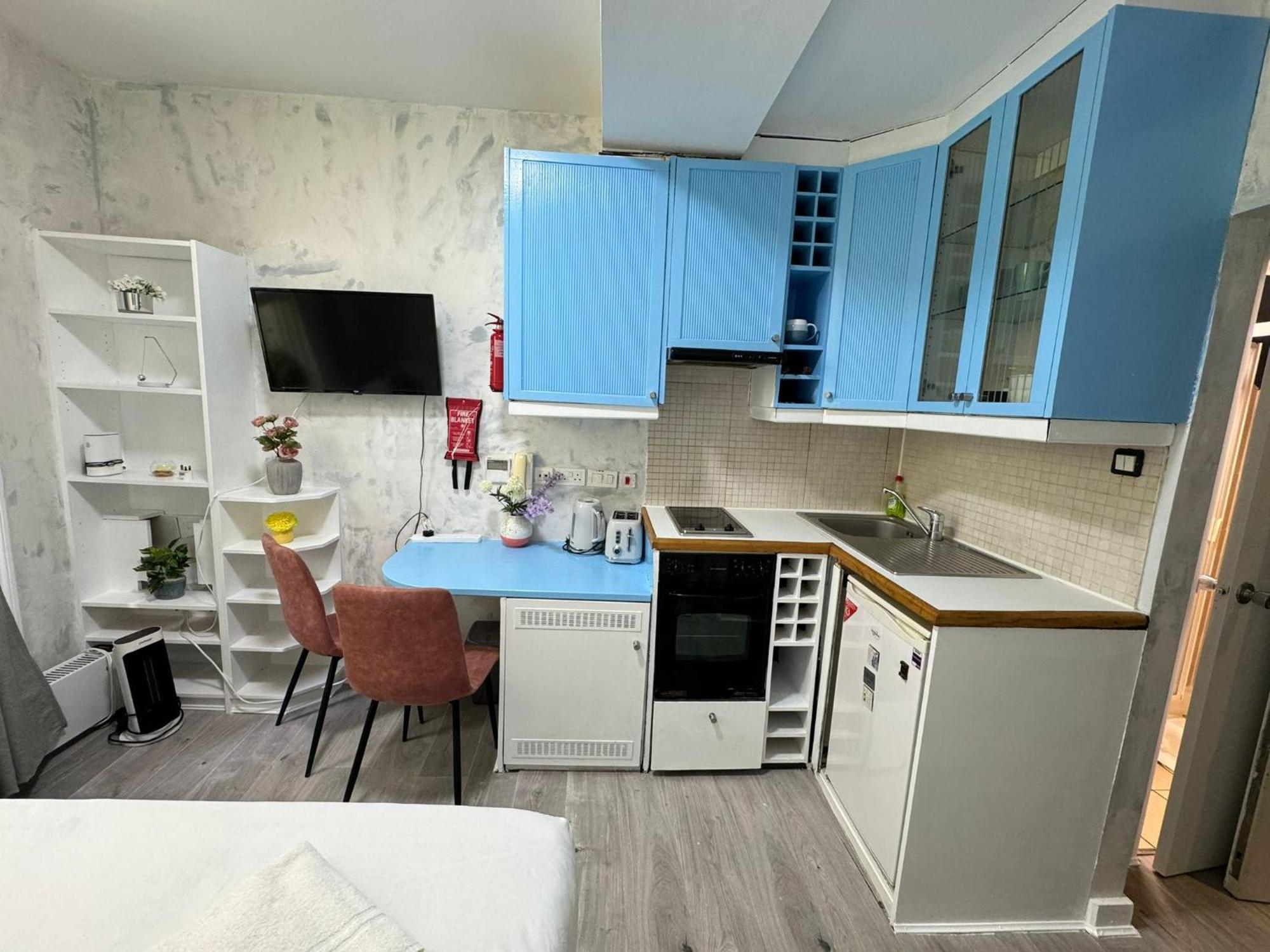 Portobello Road Artistic Studios 'Budget' London Room photo