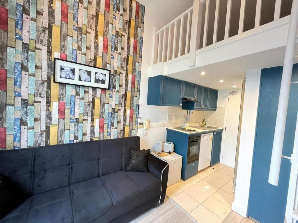 Portobello Road Artistic Studios 'Budget' London Room photo