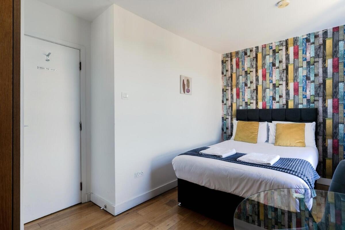 Portobello Road Artistic Studios 'Budget' London Room photo