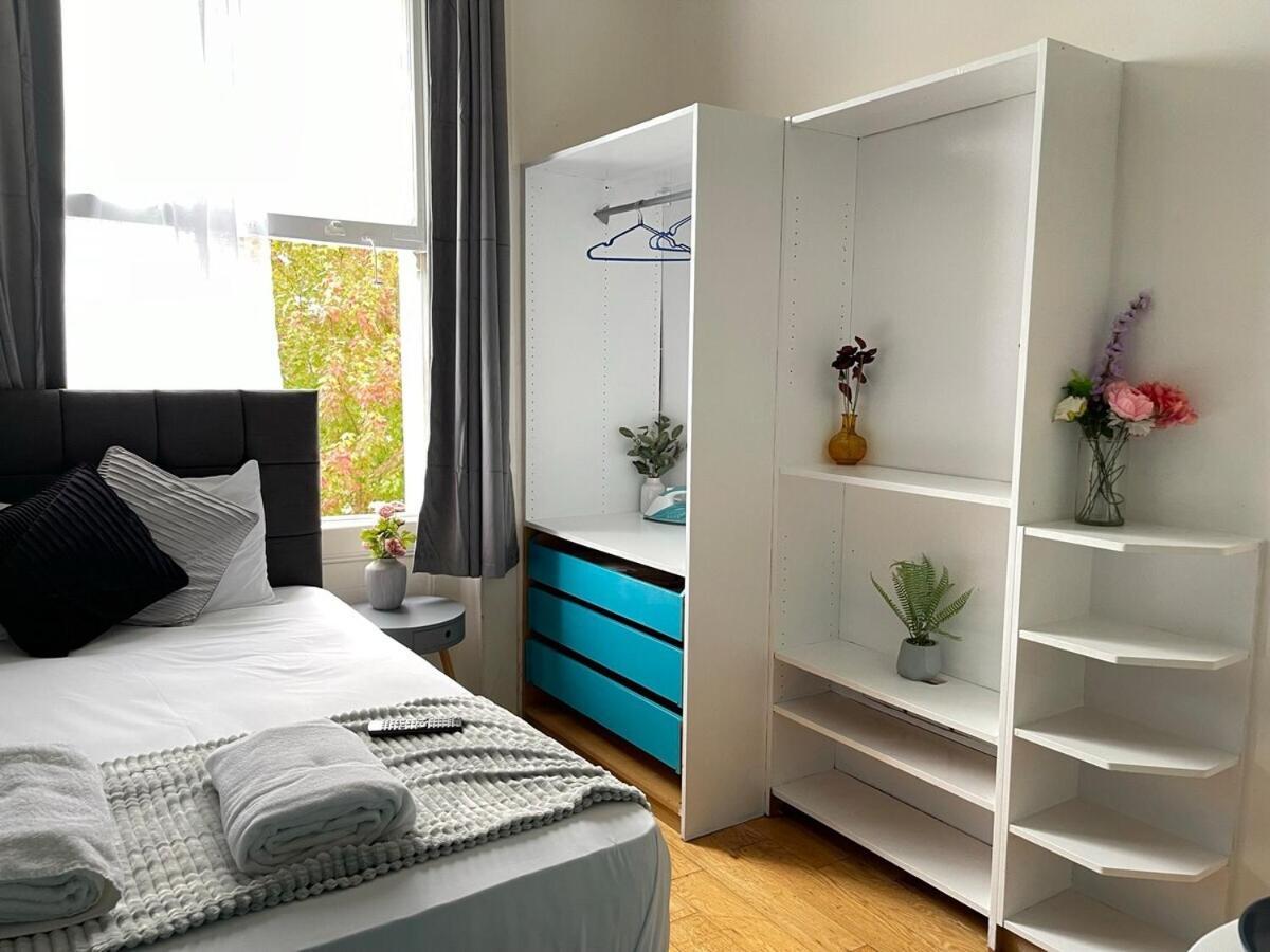 Portobello Road Artistic Studios 'Budget' London Room photo