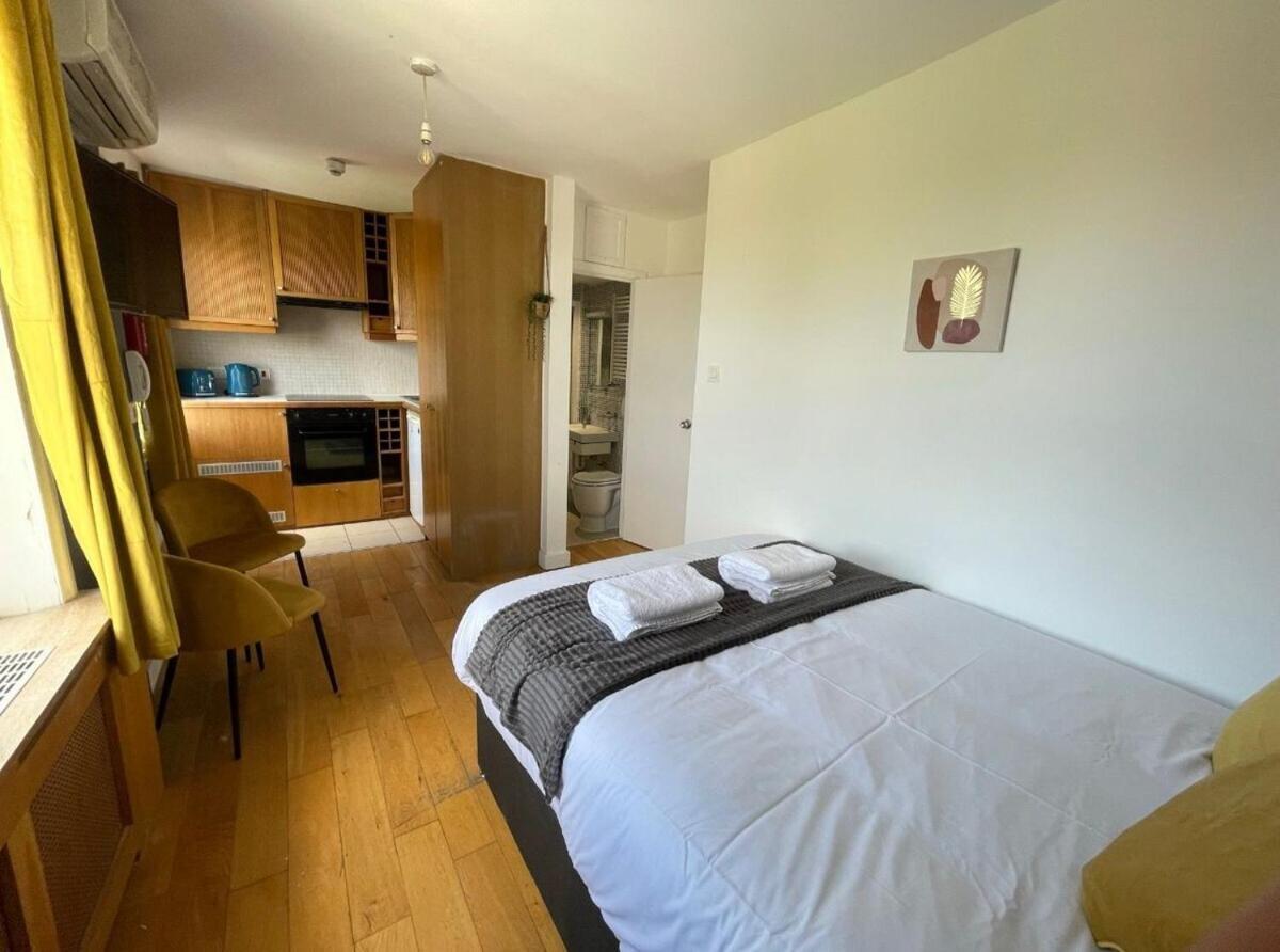 Portobello Road Artistic Studios 'Budget' London Room photo