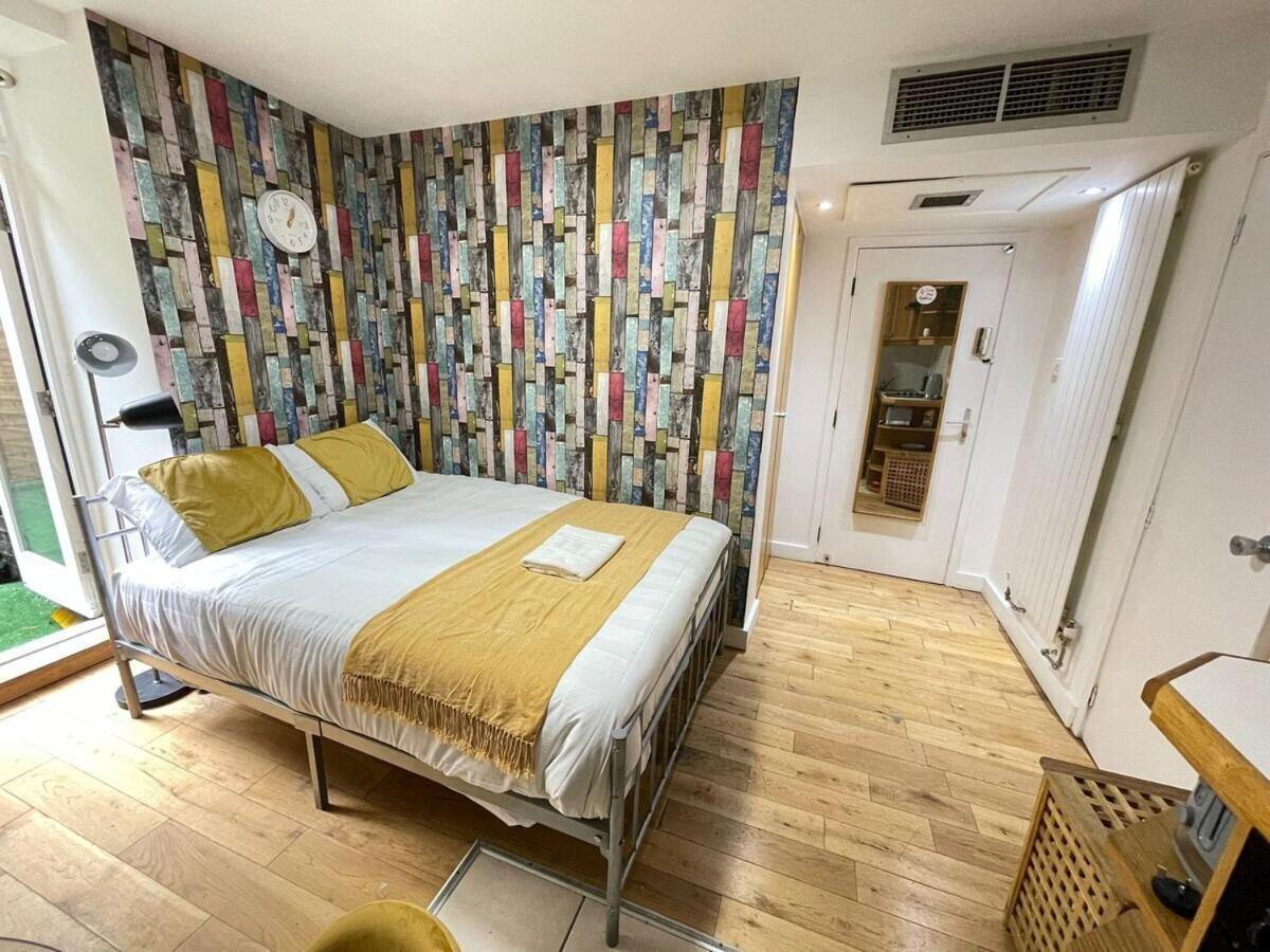 Portobello Road Artistic Studios 'Budget' London Room photo
